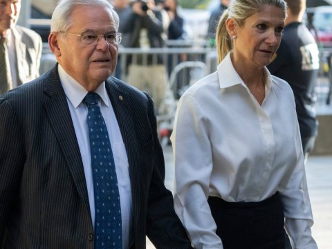 Супруге Менендеса также было назначено наказание