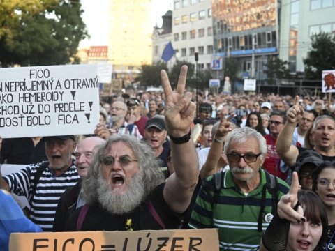 Тысячи людей протестовали против встречи премьер-министра с Путиным