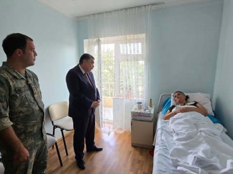 Rüstəm Xəlilov xəstəxanada müalicə alan şəhid anasını ziyarət edib