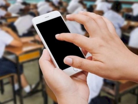 Bütün məktəblərdə telefon qadağan ediləcək - RƏSMİ