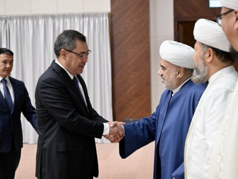 Allahşükür Paşazadə&nbsp;Qırğızıstan Prezidenti ilə görüşdü