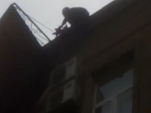 Külək binanın dam örtüyünü qopardı - VİDEO