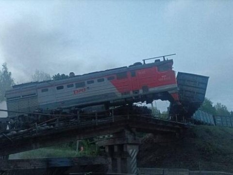 В России грузовой поезд сошел с рельсов, машинист погиб