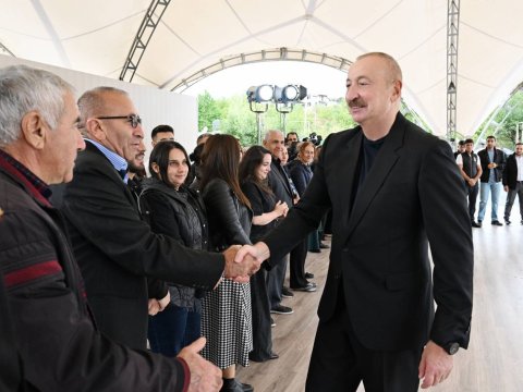 Prezident yurdlarına dönmüş&nbsp;sakinlərlə&nbsp;görüşdü