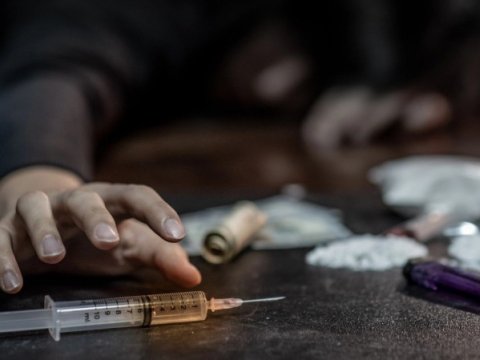 Narkoloji reabilitasiya mərkəzləri: xilas edir, yoxsa təhlükə yaradırlar?