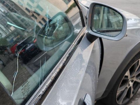 В Брюсселе машина депутата была обстреляна