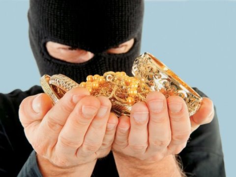 Bakıda evdən 15 min manatlıq qızıl oğurlandı