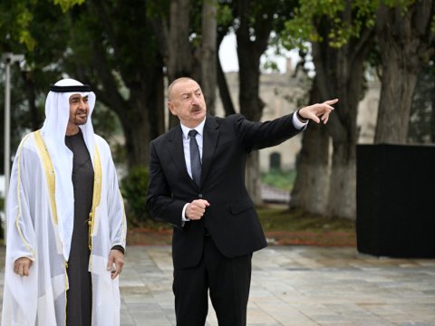 Prezidentlər Şuşada güllələnmiş heykəllərə baxıblar