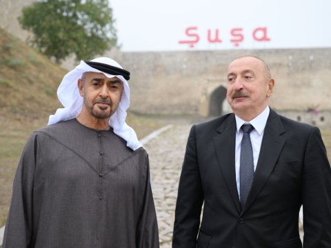 Prezidentlər Şuşa qalasının önündə foto çəkdirdilər