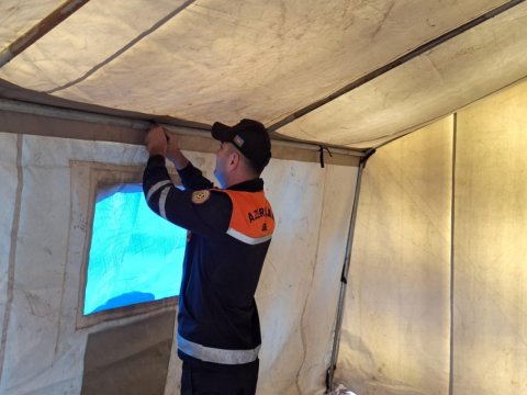 Evi yararsız hala düşən ailə üçün&nbsp;çadır quruldu