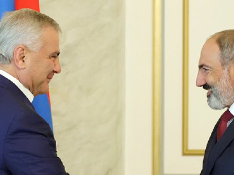 Рейтинг Пашиняна снизился, известный бизнесмен догоняет его