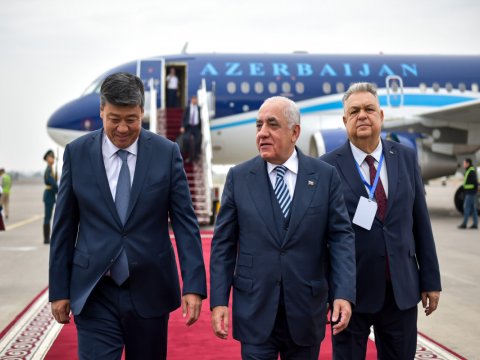Baş nazir Əli Əsədov Qırğızıstana getdi