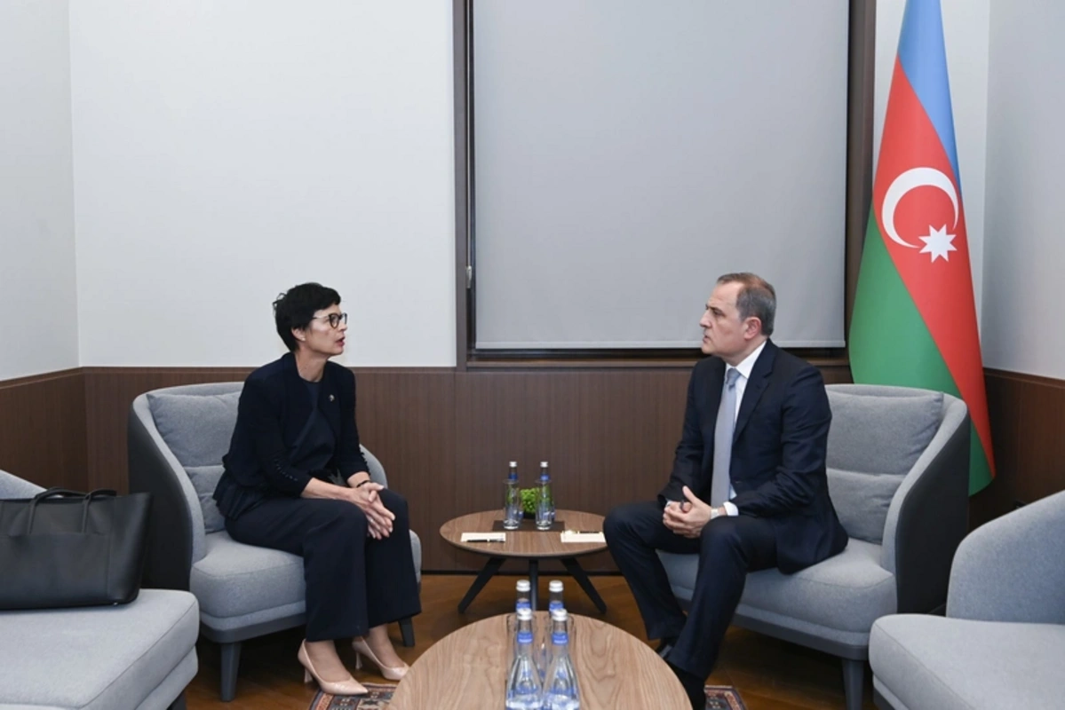 Ceyhun Bayramov Avropa komissarı ilə regionu müzakirə etdi