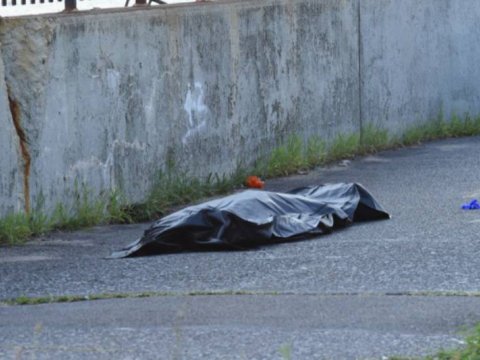 Yol kənarında kişi meyit tapıldı