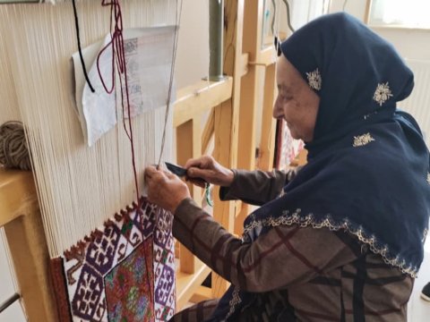 78 yaşında tələbə olan Hicrət nənə: 12 nəvəsi, 12 nəticəsi var - VİDEO