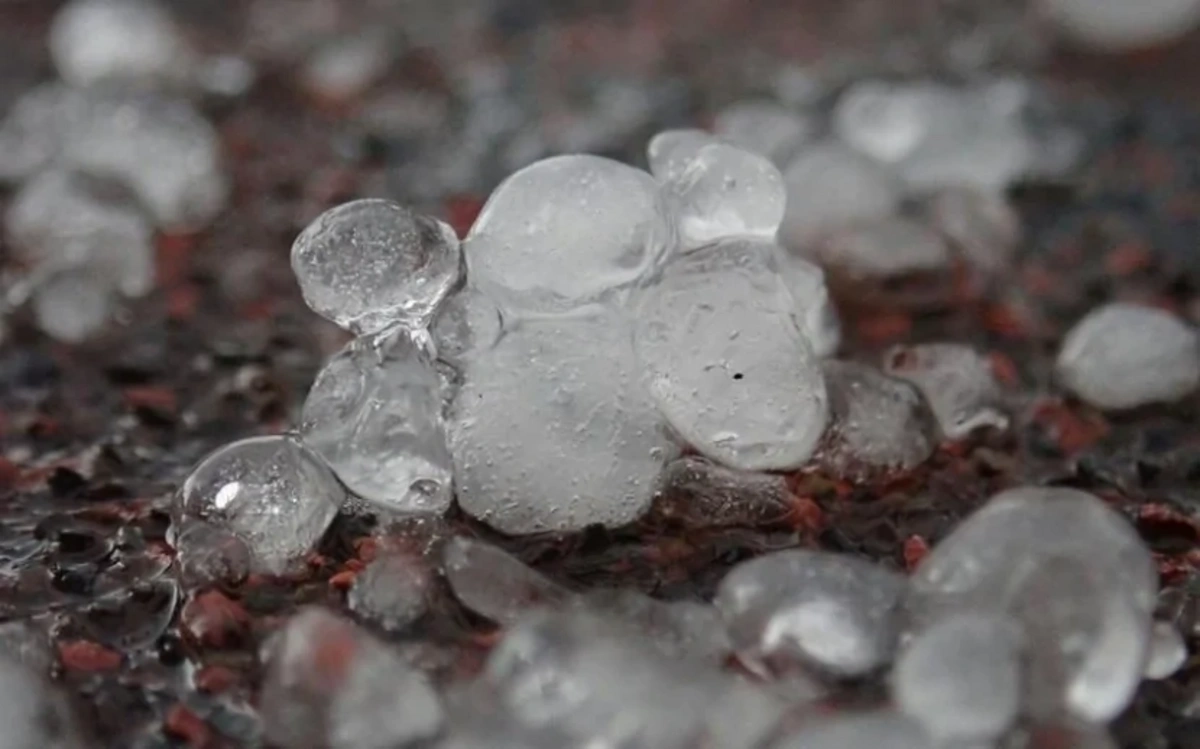 Kəlbəcərə dolu düşdü