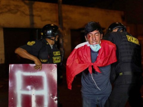 Peruda etirazçılarla polis arasında TOQQUŞMA