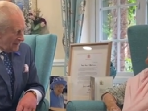 Британский король посетил самую старую женщину в мире