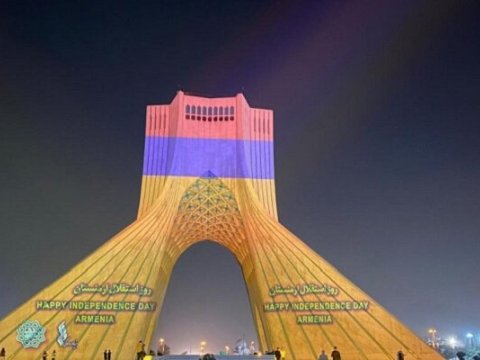 Tehranın Azadi Qülləsi Ermənistan bayrağına boyandı