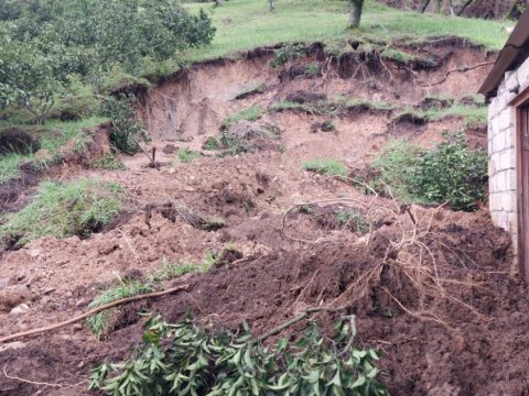 Astarada torpaq sürüşməsi - Toyuq-cücə torpaq altında qaldı
