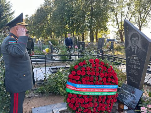 Kərim Vəliyev Milli Qəhrəmanın&nbsp;məzarını ziyarət etdi - FOTO