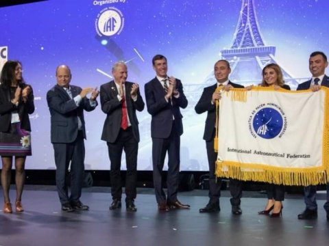 Deputat Avstraliyaya gedir