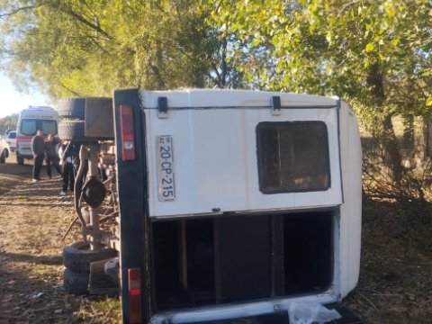 Müəllimləri daşıyan mikroavtobus aşdı - 10-dan çox yaralı var