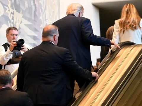 BMT binasında Trampı daşıyan eskalator dayandı