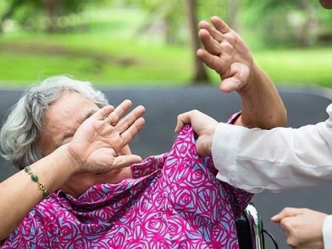 Ucarda anasını döyən oğula elektron qolbaq taxılacaq