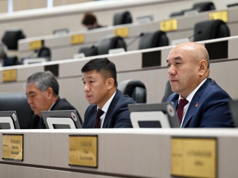 Kırgızistan parlamentosu kendini feshetti