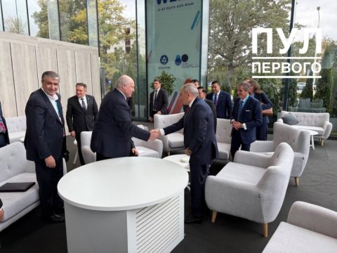 Lukaşenko Paşinyanla əl sıxdı