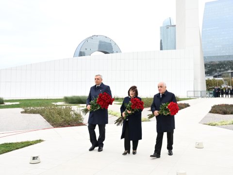 Rəsmilər Zəfər Parkını ziyarət etdilər - FOTOLAR