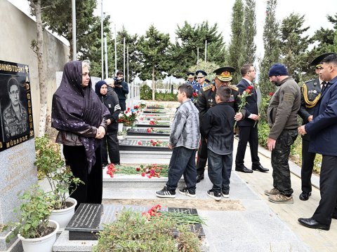 Zakir Həsənov şəhidlərin məzarlarını ziyarət etdi - FOTOLAR