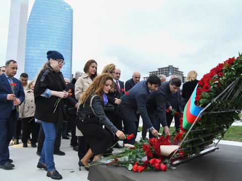 BMU-nun kollektivi Zəfər parkında