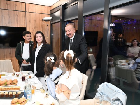 Prezidentlə xanımı Nilay və Xədicə ilə bir arada - VİDEO