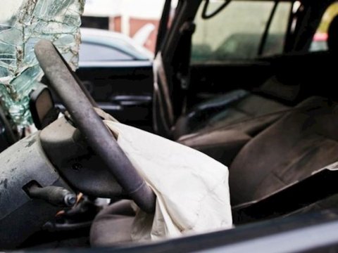 Minik maşını ağaca çırpılı - Şəhidin qardaşı xəsarət aldı