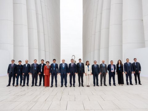 Media Forumu çərçivəsində Zəfər abidəsi ziyarət edildi