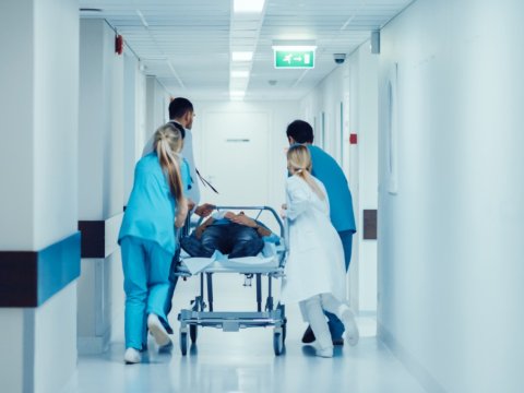 Qəza törədən sürücü xəstəxanada öldü