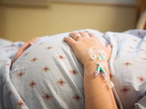 Xəstəxanaya aparılan hamilə qadın öldü