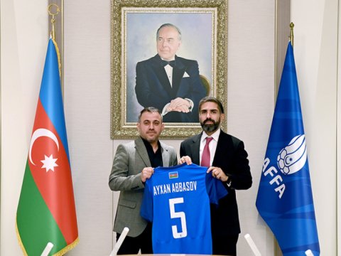 Ayxan Abbasov millimizin baş məşqçisi təyin olundu
