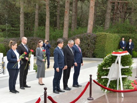 Polşa deputatları Fəxri və Şəhidlər xiyabanlarını ziyarət ediblər