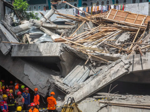 Məktəb binası uçdu - 38 nəfər dağıntılar altında qaldı