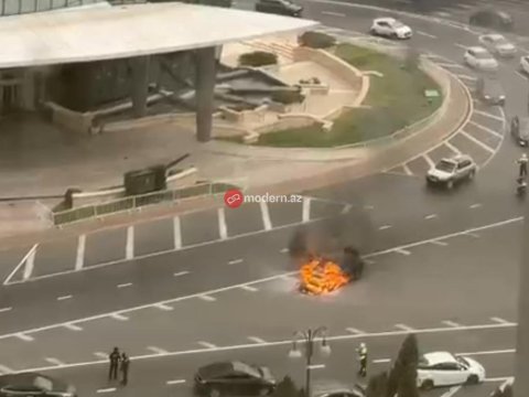 Milli Məclisin qarşısında maşın yanır - ANBAAN GÖRÜNTÜLƏR