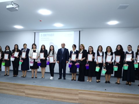 Paytaxt müəllimləri təltif edildi - FOTOLAR