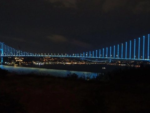 İstanbulun tarixi körpüsü TDT bayrağının rəngi ilə işıqlandırıldı - FOTOLAR