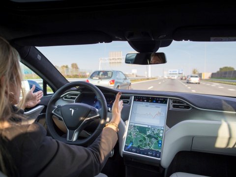 Avtomobili avtopilot rejimində idarə edənlər cərimələnəcək