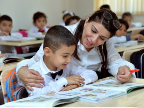 Əziz müəllimlər, bayramımız mübarək!