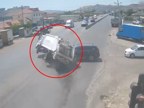 Bakıda zibil maşını aşdı - VİDEO