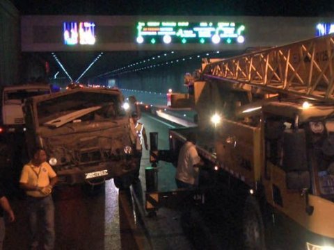 Bakıda tuneldə 3 maşın toqquşdu - Xəsarət alan var