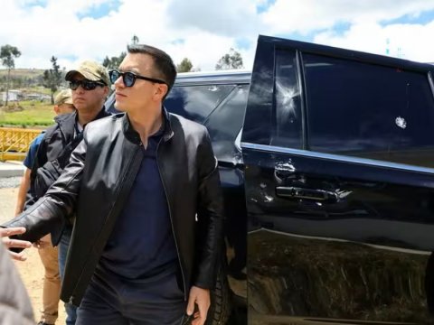 500 nəfərlik dəstə Ekvador Prezidentinə hücum etdi 